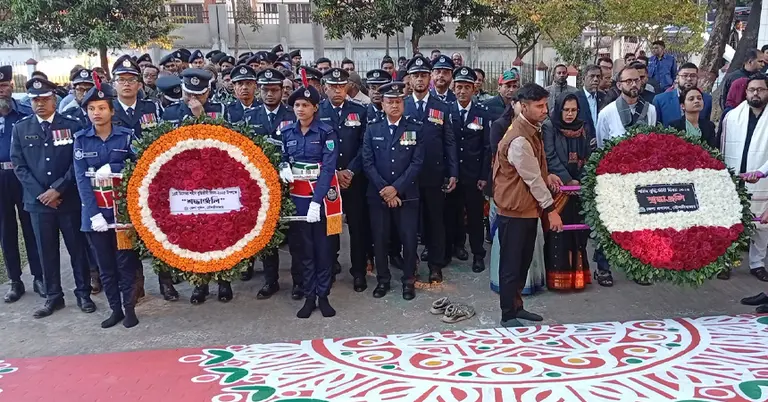 কেন্দ্রীয় স্মৃতিসৌধে পুষ্পস্তবক অর্পণ